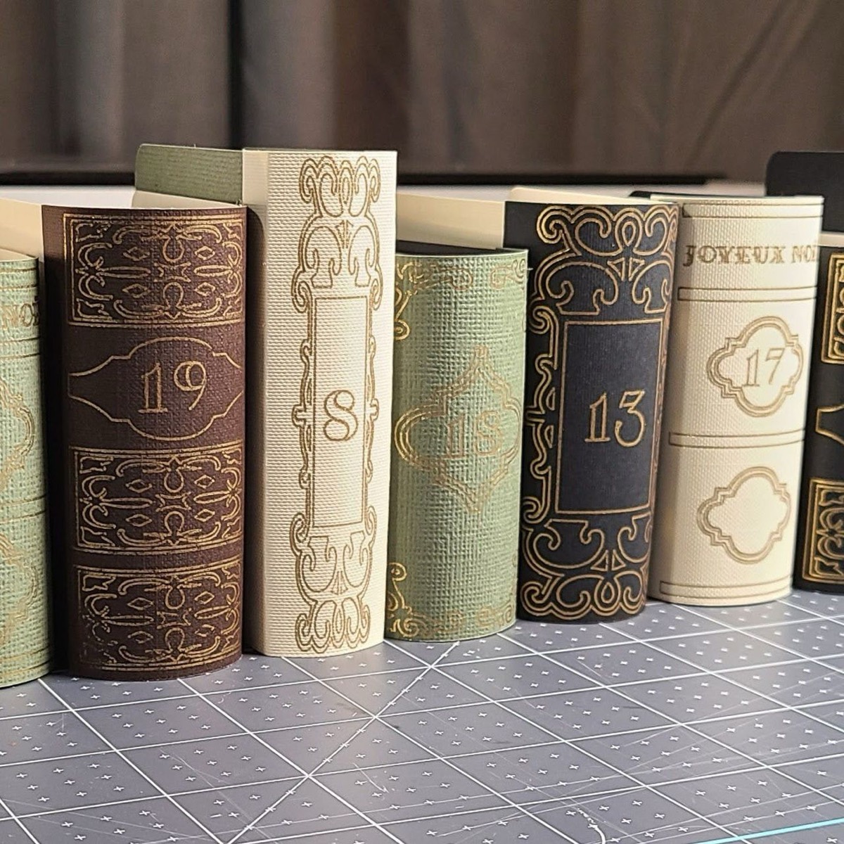 Calendrier de l’Avent Cricut en forme de bibliothèque garnie de petits livres