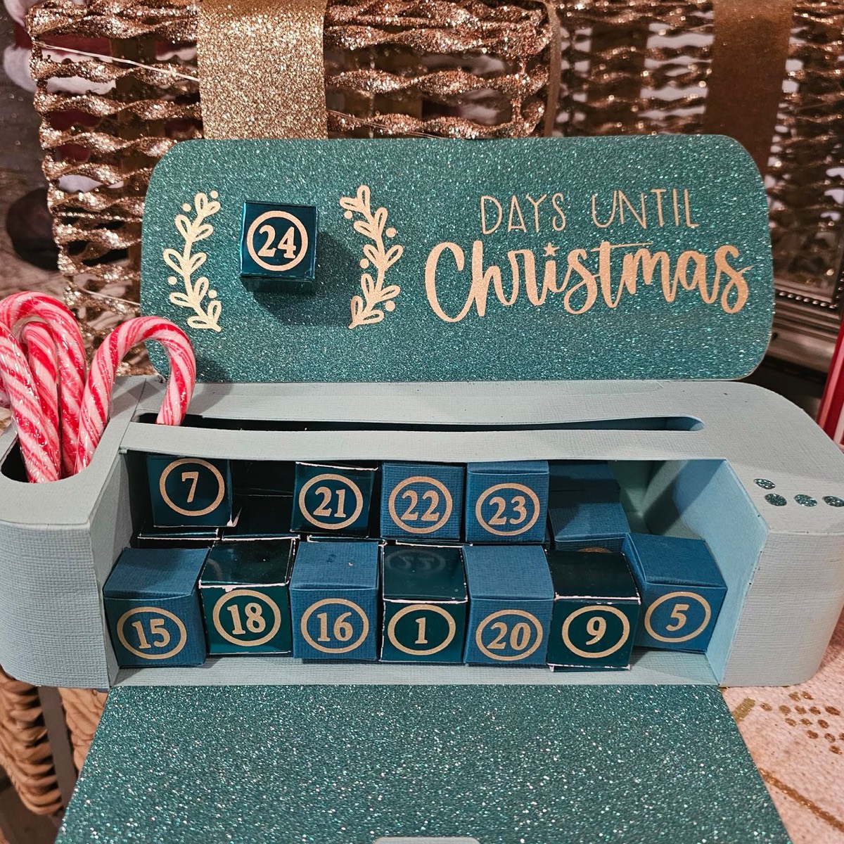 Calendrier de l’Avent en papier reproduisant une machine Cricut et ses 24 boîtes