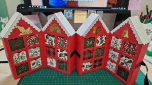 Calendrier de l’Avent Cricut en forme de maisons rouges avec 24 cases numérotées