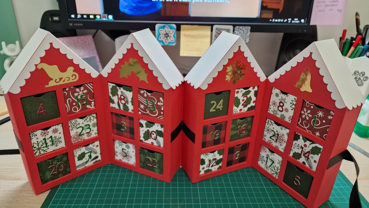 Calendrier de l’Avent Cricut en forme de maisons rouges avec 24 cases numérotées
