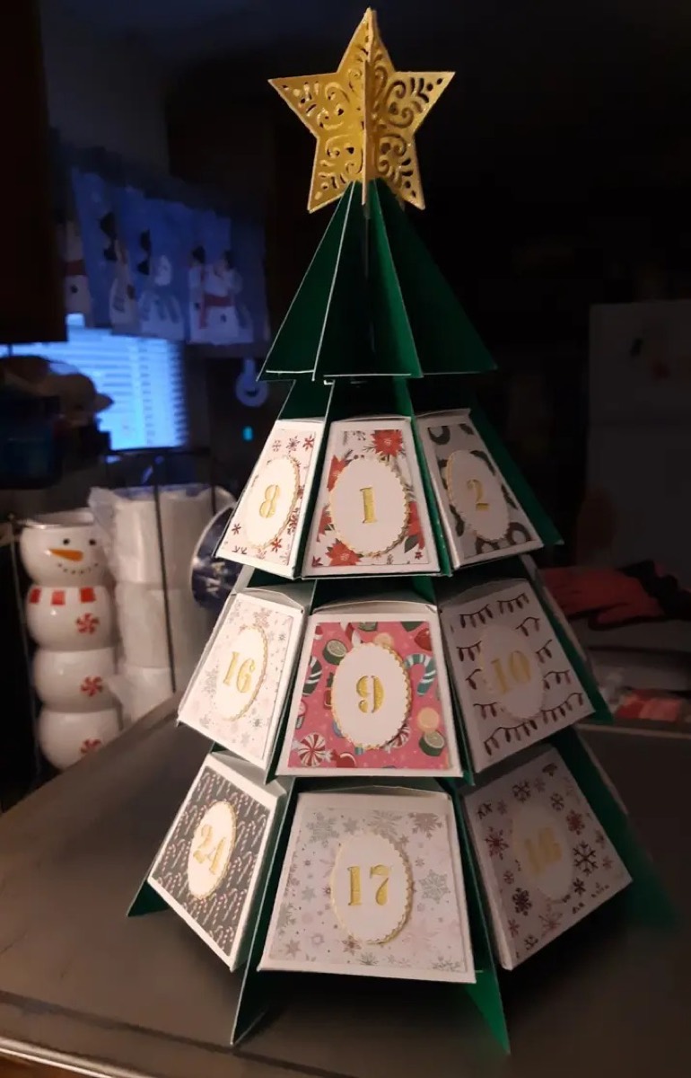 Calendrier de l’Avent Cricut en forme de sapin avec ses petites boîtes numérotées