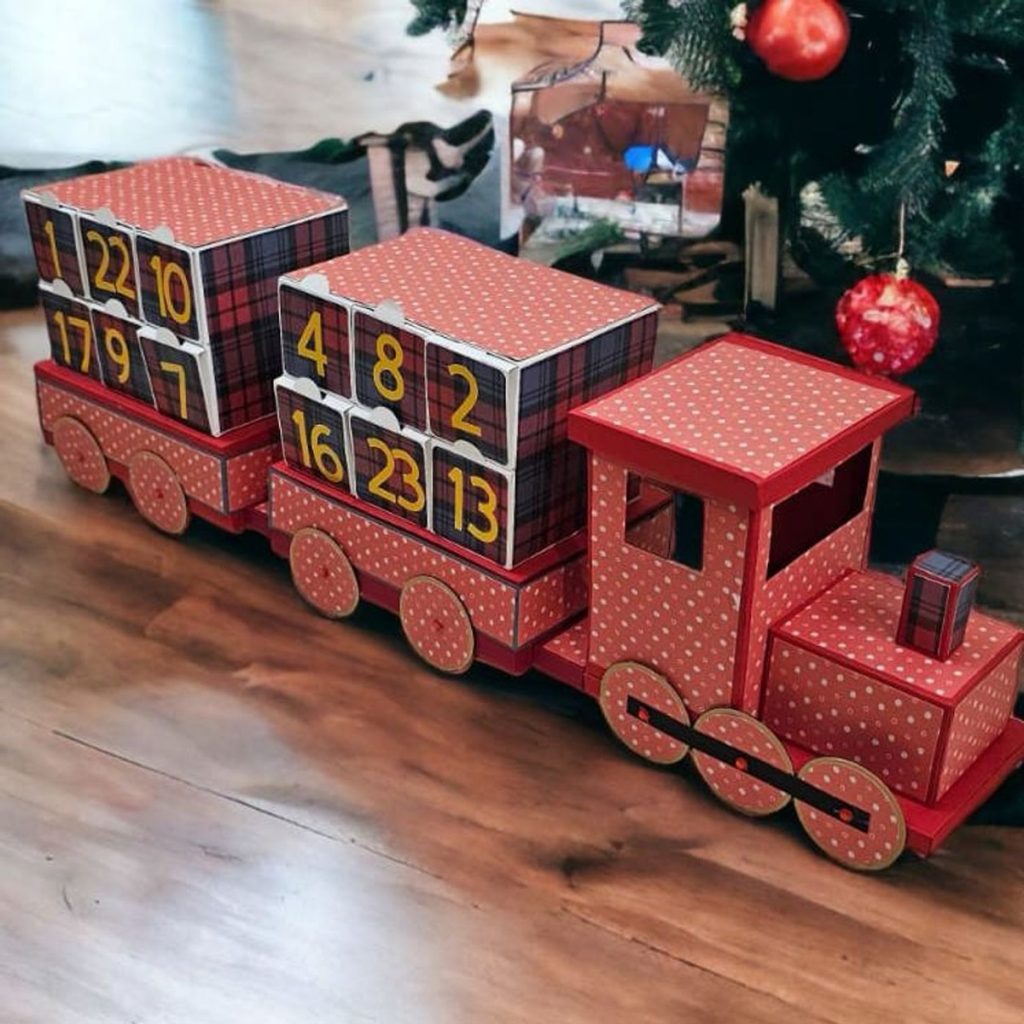 Calendrier de l’Avent Cricut en forme de train, chaque wagon portant une boîte