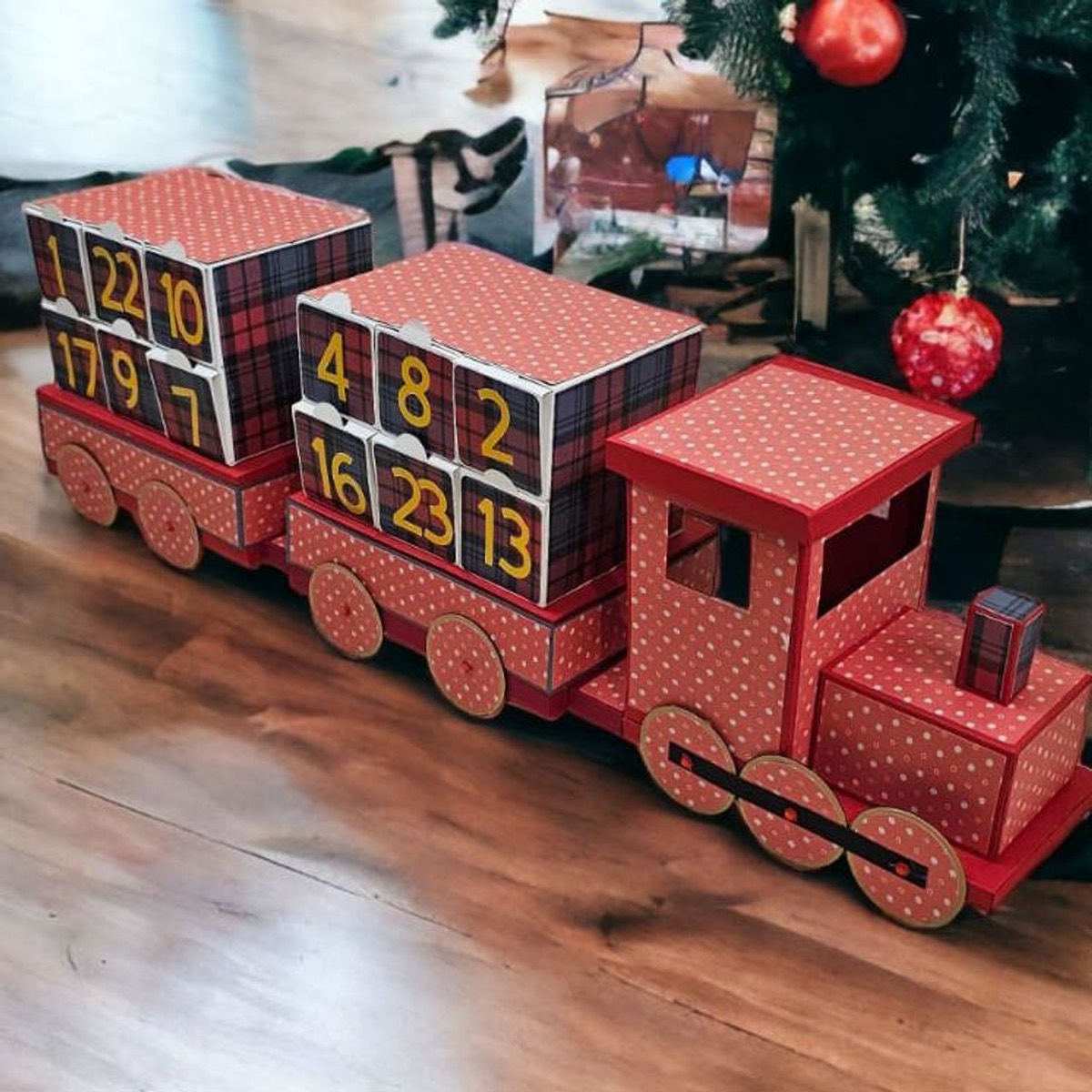 Calendrier de l’Avent Cricut en forme de train, chaque wagon portant une boîte