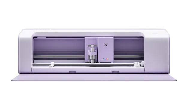 La xTool C1 Color Cutter de face, capot ouvert, avec sa tête de découpe et d'impression