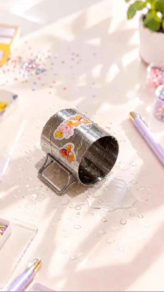 Stickers imprimés et découpés avec la xTool C1 sur un gobelet en inox mouillé, encre DURA waterproof